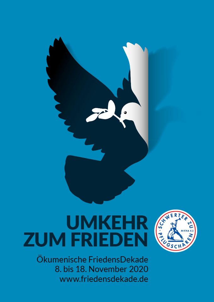 Ein stilisierter Friedenstaube mit einem Olivenzweig, die aus einer blauen Fläche herausragt. Darunter steht in großen Buchstaben "UMKEHR ZUM FRIEDEN". Das Datum und der Hinweis auf die Ökumenische FriedensDekade sind ebenfalls zu sehen. (Text KI generiert)