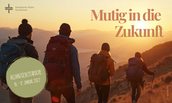 Eine Gruppe von vier Wanderern mit Rucksäcken steht auf einem Bergpfad und blickt in die Ferne, während die Sonne aufgeht. Der Text „Mutig in die Zukunft“ und Informationen zur Allianzgebetswoche sind im Bild integriert. (Text KI generiert)