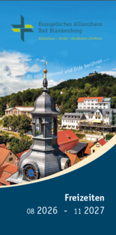 Das Bild zeigt das Evangelische Allianzhaus in Bad Blankenburg mit einem markanten Turm und umliegenden Gebäuden. Im Hintergrund sind grüne Hügel zu sehen. Der obere Teil enthält den Text "Wo sich Himmel und Erde berühren ..." sowie Informationen zu Freizeiten von 08/2026 bis 11/2027.