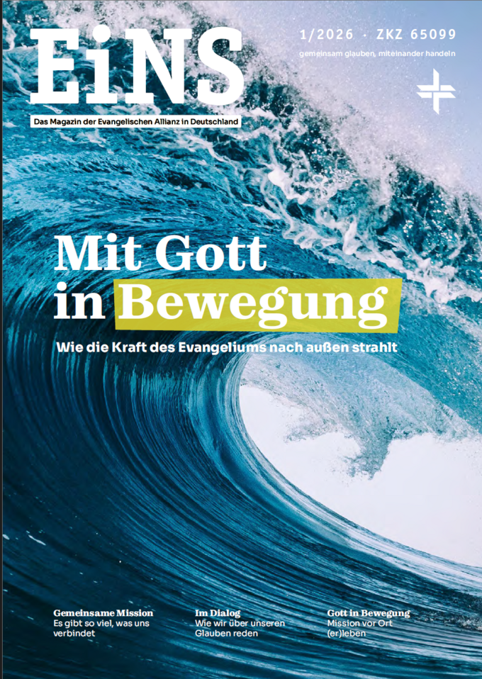 Cover des Magazins "EiNS" mit dem Titel "Mit Gott in Bewegung". Im Hintergrund ist eine große Welle zu sehen. Der Untertitel beschreibt, wie die Kraft des Evangeliums nach außen strahlt. (Text KI generiert)