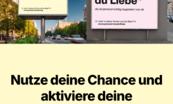 Zwei Plakatwände in einer Stadt. Links steht: "Gibt es jemanden, der mich mag, so wie ich bin?" Rechts: "So findest du Liebe, da ist jemand richtig begeistert von dir." Darunter der Text: "Nutze deine Chance und aktiviere deine Gemeinde!