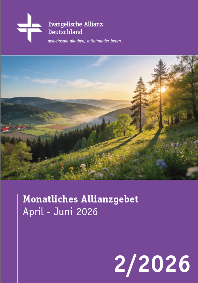 Ein Cover für das monatliche Allianzgebet der Evangelischen Allianz Deutschland, das die Monate April bis Juni 2026 abdeckt. Im Hintergrund ist eine malerische Landschaft mit sanften Hügeln, Wäldern und einem Sonnenuntergang zu sehen. (Text KI generiert)
