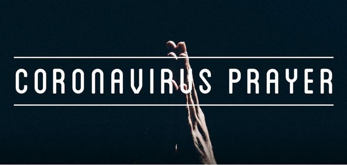 Hände, die zum Gebet gefaltet sind, vor einem dunklen Hintergrund. Darüber steht der Text "CORONAVIRUS PRAYER". (Text KI generiert)