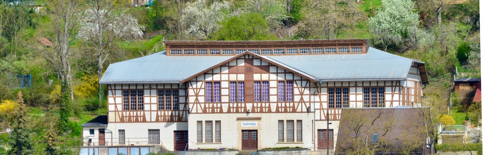 Frontalaufnahme der Konferenzhalle in Bad Blankenburg im Frühling