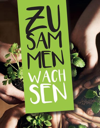 Hände halten kleine Pflanzen mit Erde, während sie zusammen in einem Kreis angeordnet sind. Im Hintergrund steht der Text "ZUSAMMEN WACHSEN" auf einem grünen Hintergrund.